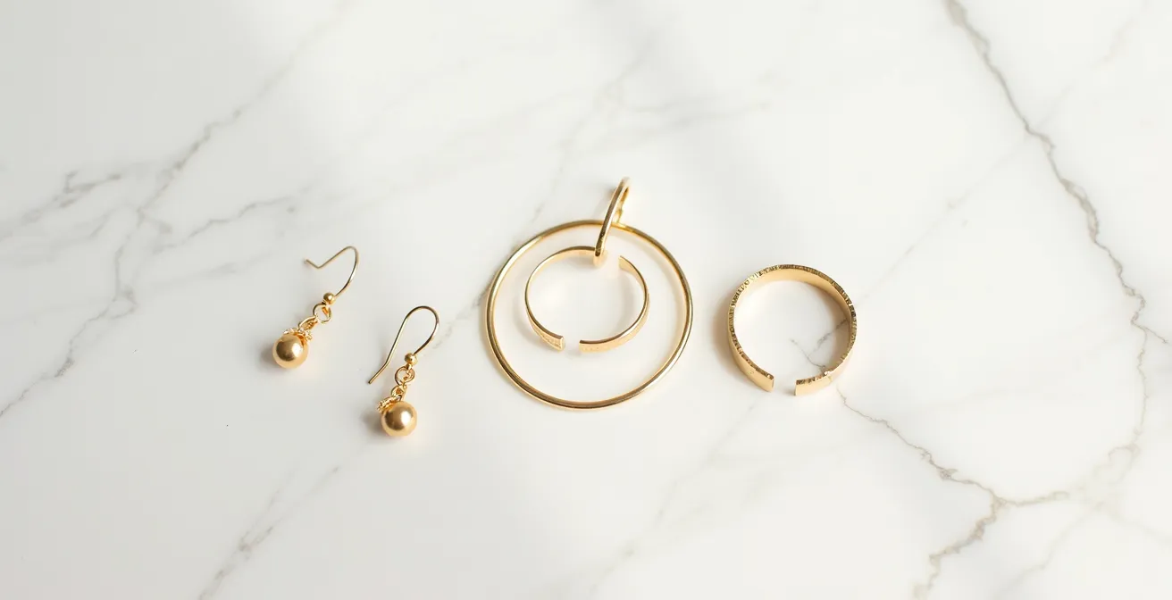 Composition élégante montrant la règle des trois points de lumière avec des bijoux raffinés